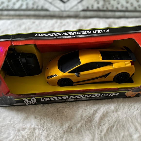 Lamborghini Superleggera LPS70-4 Yellow Toy Vehicle - Picture 1 of 2